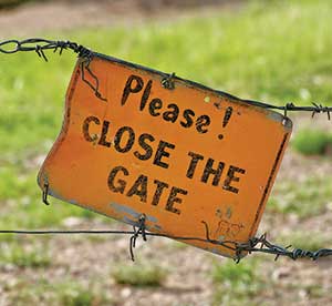 Sign: Please close the gate