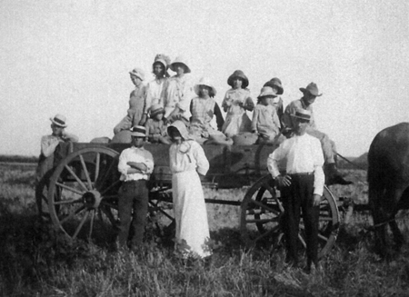 A family gathers for a photo near Gatesville, Texas. — late 1800s